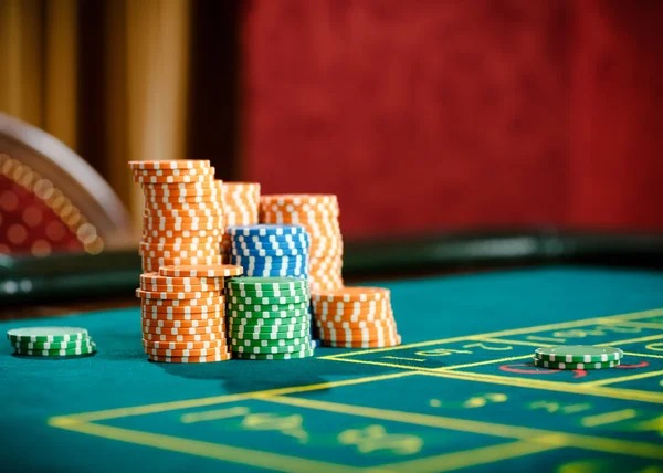 Mobile app interface showing football odds and live-dealer games on Android